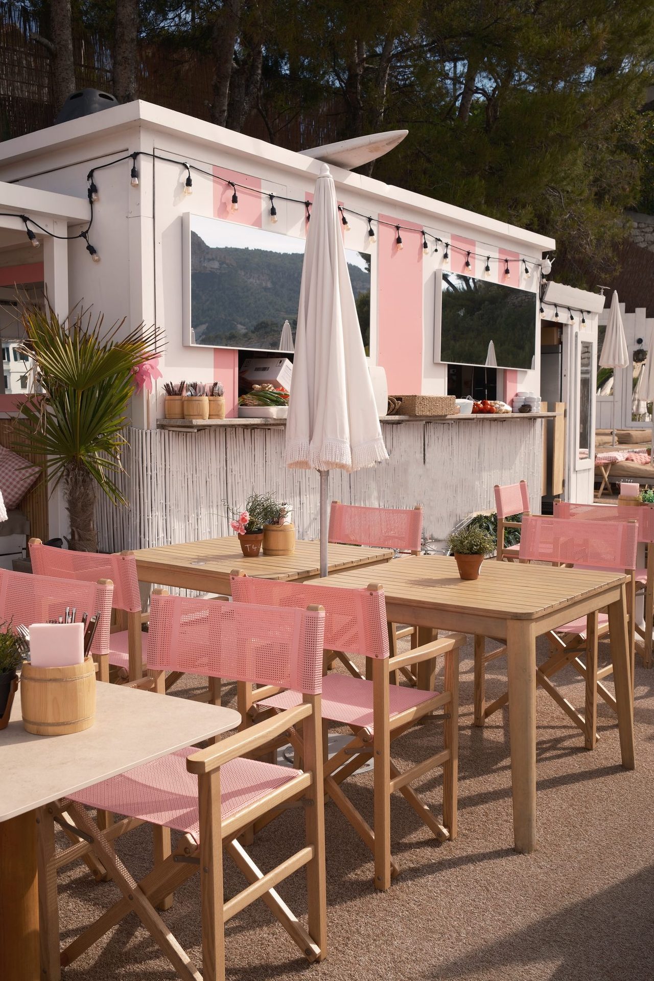 Vue d'ensemble terrasse et cabane Same Same Beach